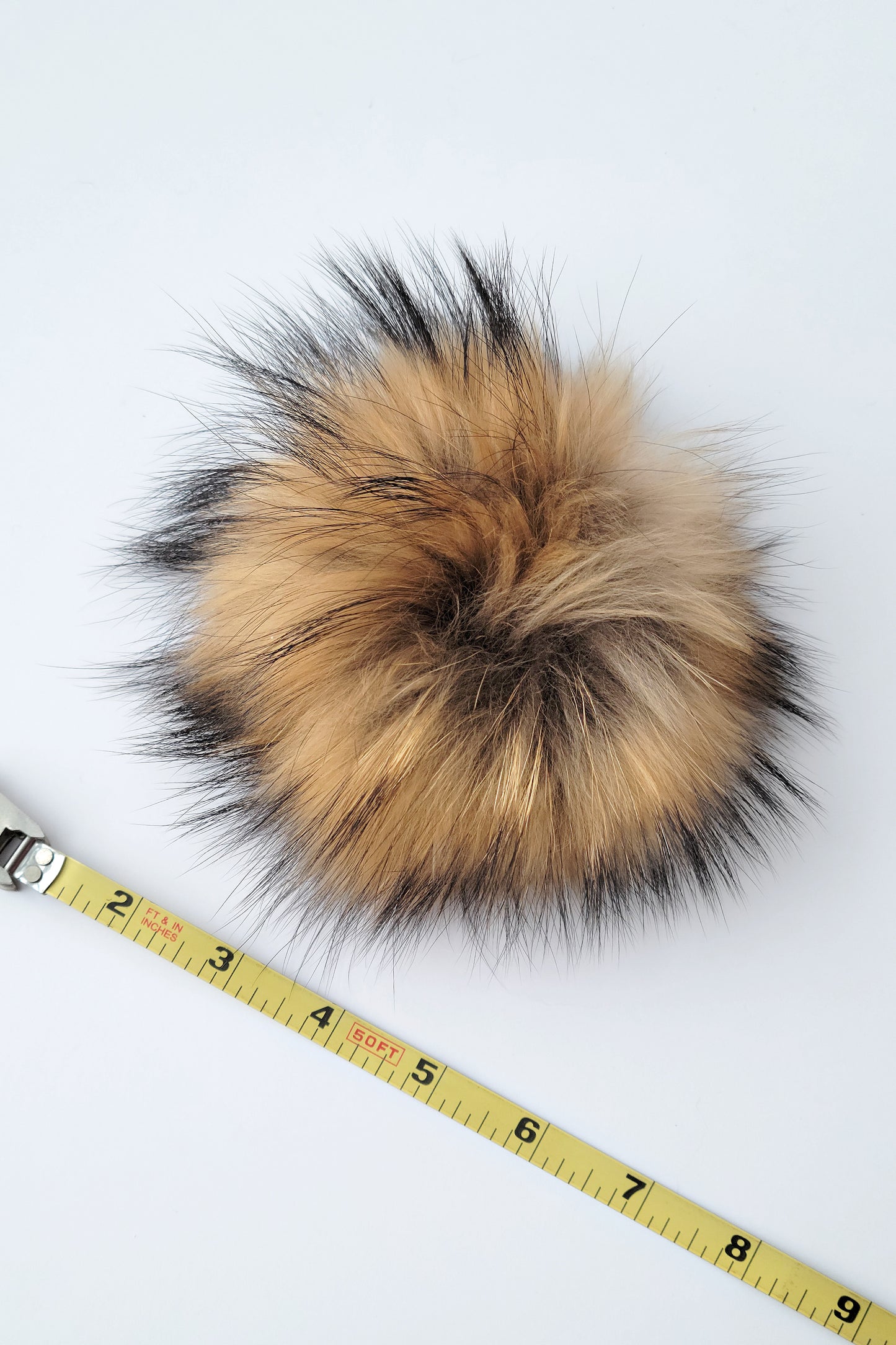 Broche à Pompons en Fourrure de Raton Laveur