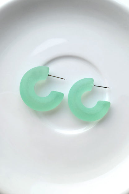 Boucles d'oreilles créoles ouvertes en acrylique