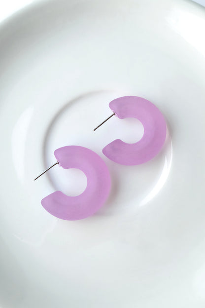 Boucles d'oreilles créoles ouvertes en acrylique
