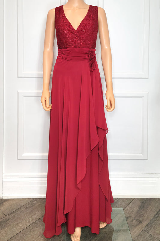 Robe en dentelle à volants et sequins