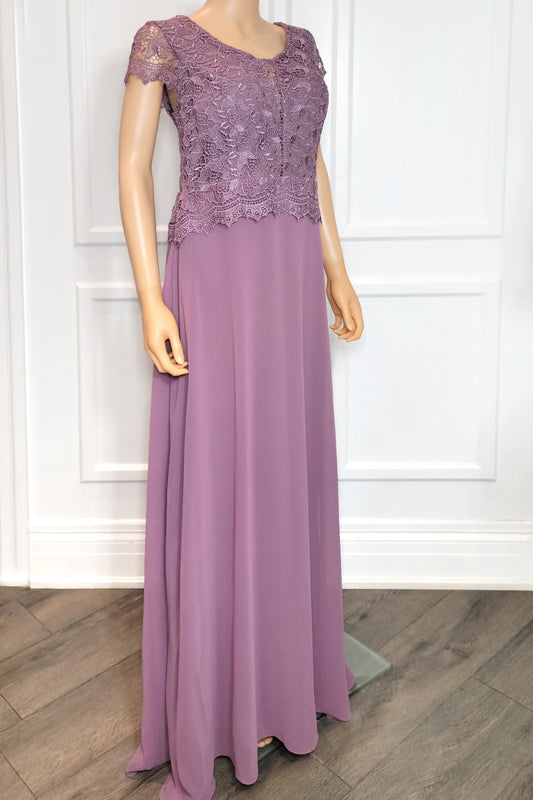 Robe en mousseline avec corsage en dentelle